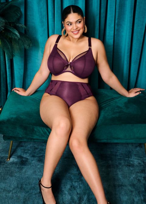Lingerie grande taille Elomi Kintai Blackberry en magasin dans le centre de Paris