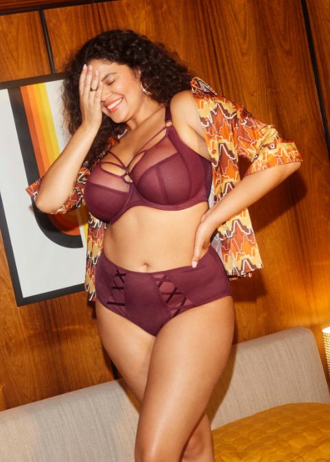 Lingerie grande taille Elomi, Sachi Cabernet en boutique à Paris